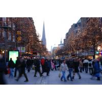 1723_4080 Gesperrte Strasse - beleuchtete Bäume - Hamburger beim Weihnachtseinkauf. | 